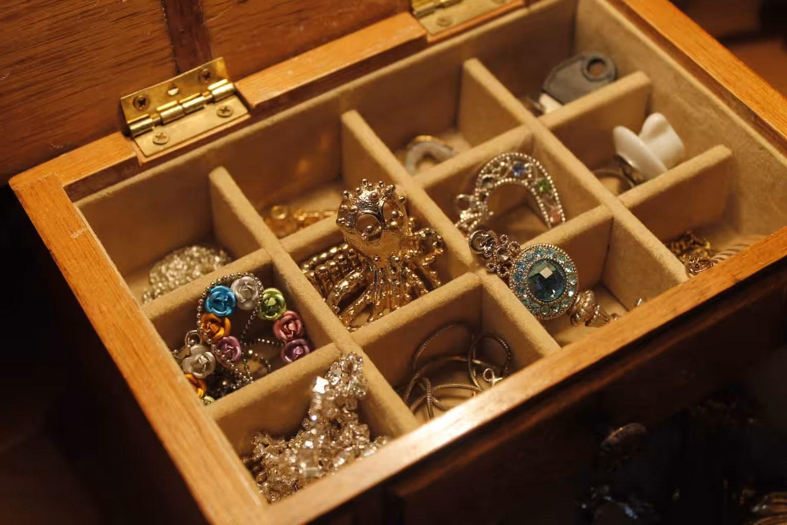 Quel or choisir pour un bijou ? Choisir l’or pour un bijou est une décision essentielle qui dépend de plusieurs facteurs. Tout d’abord, il est crucial de connaître les différentes puretés d’or : l’or 24 carats, bien que pur, est trop mou pour la bijouterie. Les alliages les plus courants sont l’or 18 carats (75 % d’or pur), idéal pour des pièces d’exception, et l’or 14 carats (58,5 % d’or pur), parfait pour des bijoux quotidiens grâce à sa durabilité. Si votre budget est limité, l’or 9 carats (37,5 % d’or pur) est une alternative économique. Pensez également à l’usage : pour des bijoux à porter tous les jours, l’or 14 carats est souvent recommandé.