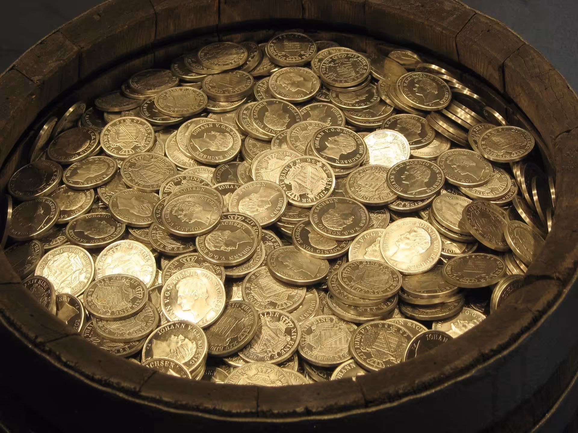 Acheter des pièces d’or vous permet de sécuriser votre capital tout en diversifiant vos investissements. Ces pièces, qu’il s’agisse de Napoléon Or 20 Francs, 50 Pesos ou Souverain, offrent une valeur de collection et un moyen facile de se protéger contre les crises économiques.