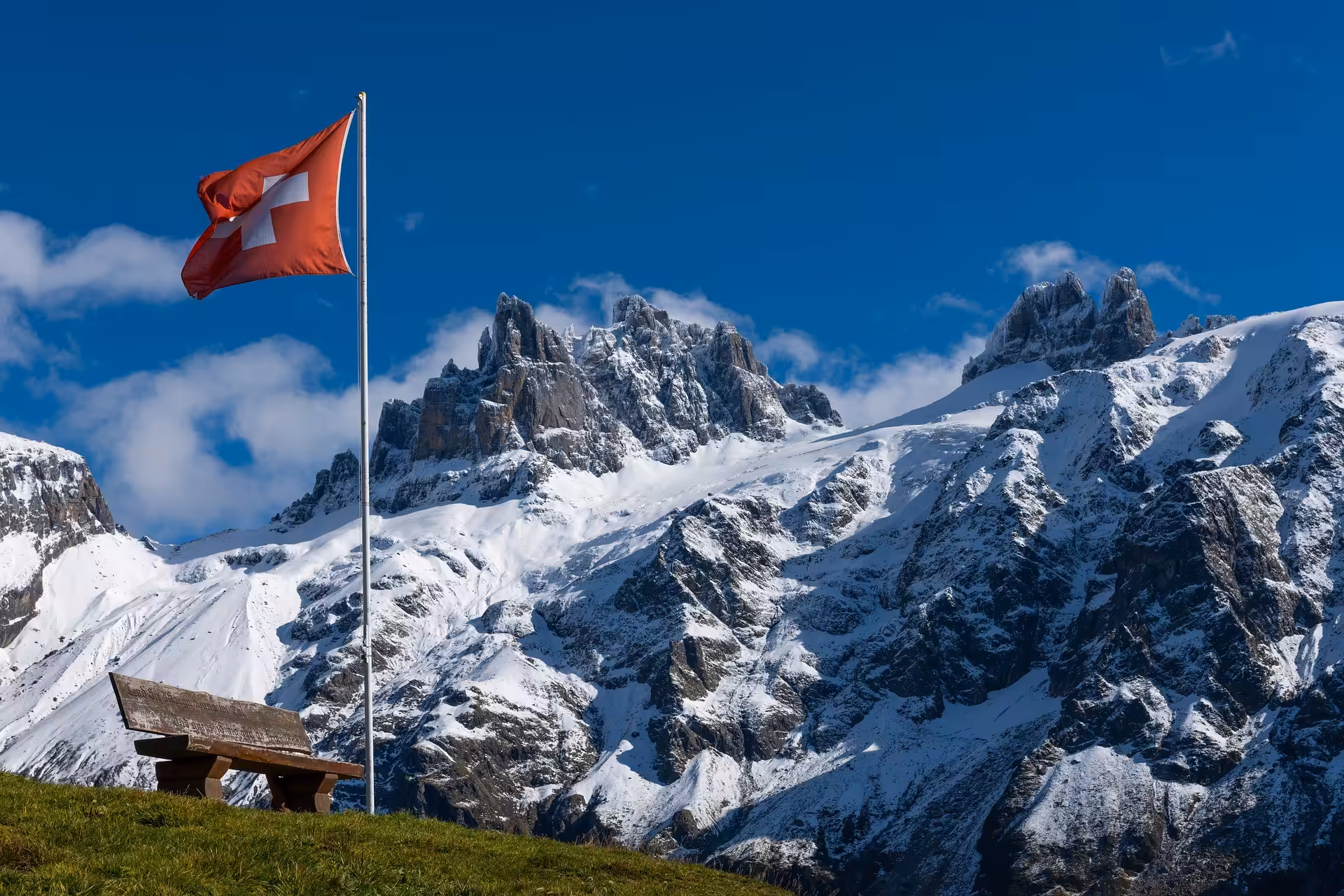 La Suisse joue un rôle central dans le marché de l’or, en concentrant les plus grandes raffineries et en imposant des normes éthiques toujours plus strictes. Face à l’épuisement des réserves mondiales et aux défis géopolitiques, le pays s’impose comme un acteur clé, combinant innovation technologique et engagement pour une chaîne d’approvisionnement responsable.