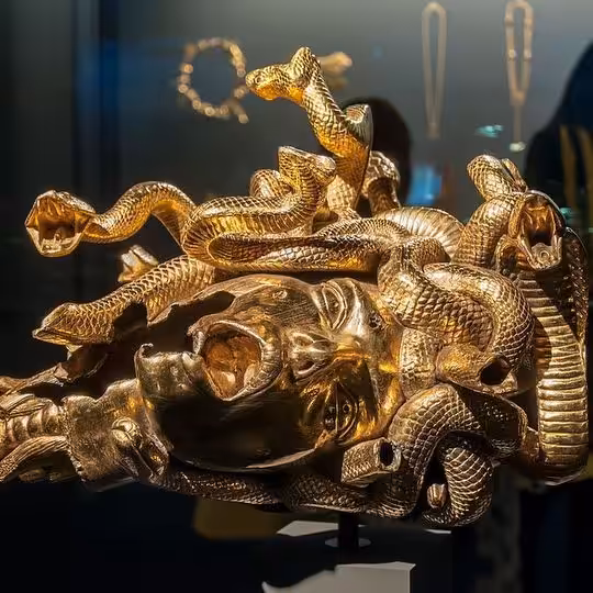 En 2017, le monde a été émerveillé par la découverte de trésors enfouis, dont des objets en or et des bijoux d'une valeur inestimable, issus de l'épave légendaire de l'Incroyable. Tout comme ces trésors antiques, vos bijoux en or peuvent receler une valeur insoupçonnée. Sur vendredelor.ch, nous vous offrons la possibilité de découvrir la véritable valeur de votre or et de vos bijoux. Que vous soyez à la recherche d'une évaluation ou d'une revente, vendredelor.ch est votre partenaire de confiance pour transformer vos trésors en nouvelles opportunités.