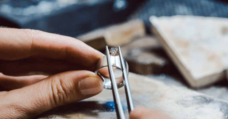 Vous cherchez à vendre des lingots en argent en Suisse ? VendreDeLor se déplace gratuitement chez vous pour évaluer vos lingots et vous offrir un paiement immédiat. Que vous soyez à Lausanne, Genève ou ailleurs en Suisse, notre équipe d’experts vous garantit une transaction sécurisée et transparente. Contactez-nous pour une évaluation gratuite et découvrez la valeur de vos lingots en argent !
