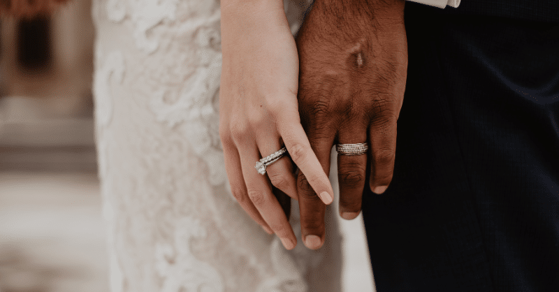 Vous souhaitez vendre vos objets en argent, qu'il s'agisse de bijoux, de pièces ou de lingots ? VendreDeLor vous propose un service de rachat d'argent à domicile, dans toute la Suisse. Nous nous déplaçons gratuitement à Lausanne, Genève, et ailleurs pour évaluer vos biens et vous offrir un paiement immédiat, en espèces ou par virement. Profitez d’une évaluation gratuite et d’un rachat rapide et sécurisé.