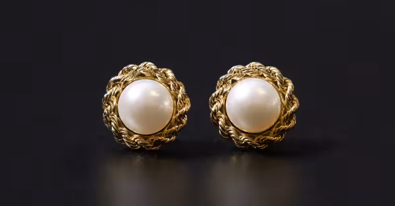 Le rachat d'or à domicile en Suisse offre une solution pratique et sûre pour vendre vos bijoux en or, pièces ou lingots, sans avoir à vous déplacer. Des experts viennent directement chez vous pour évaluer vos biens et vous proposer un prix juste en fonction des cotations actuelles du marché.