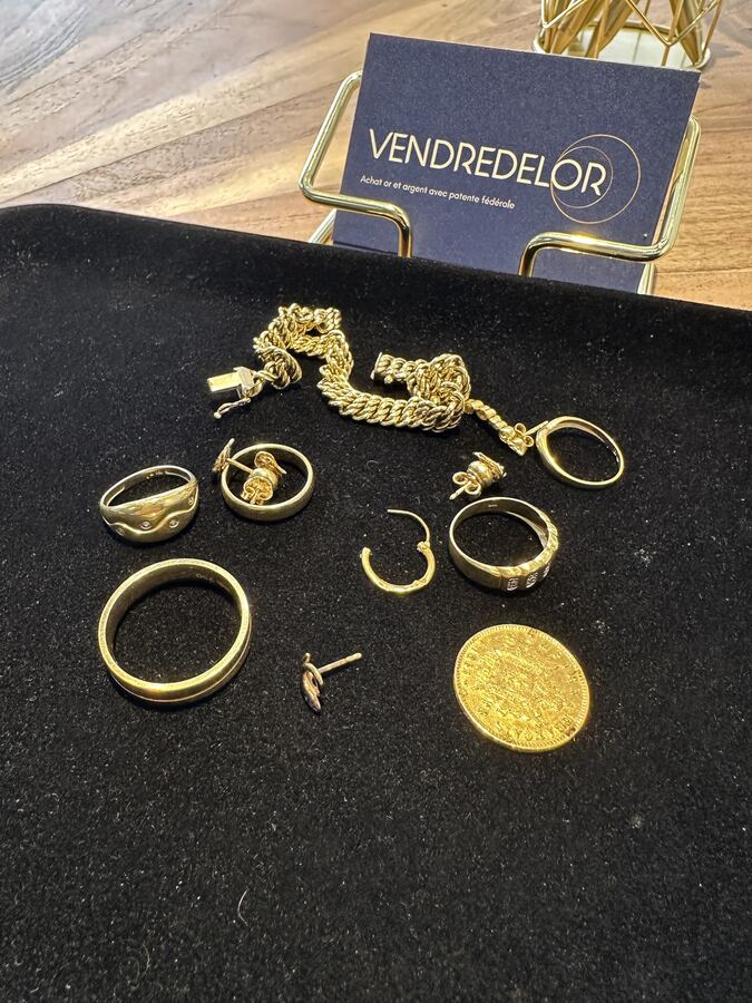 Bagues, boucles et pièce en or rachetées