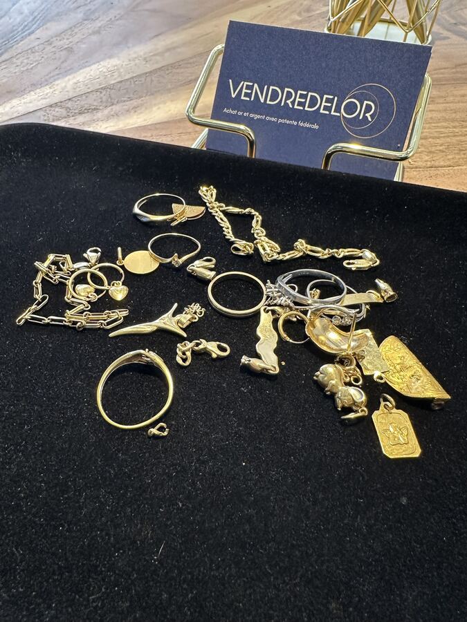 Bagues et pendentifs en or rachetés