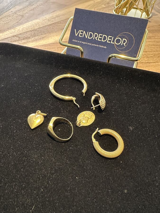 Boucles, bague et pendentif en or rachetés